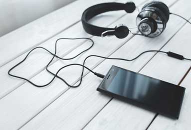 豪门悲喜夜：曼联3-1维拉跻身前三 利物浦1-1惨遭热刺绝平 巴萨5-2